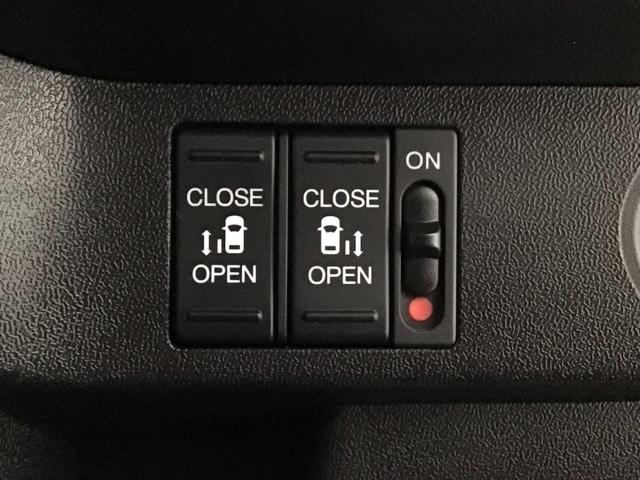【両側パワースライドドア】両側がパワースライドドアになっており、運転席のスイッチやスマートキーでも開閉が可能です！開口部も広いので乗り降りも楽々♪