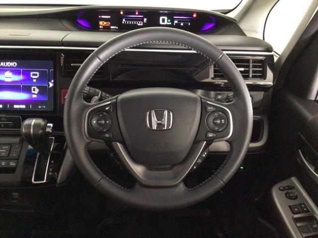 【ハンドル】運転にかかわる様々な操作を安全に行えるように視点移動が少なく操作性に配慮されたスイッチ類が凝縮されたコックピットです。