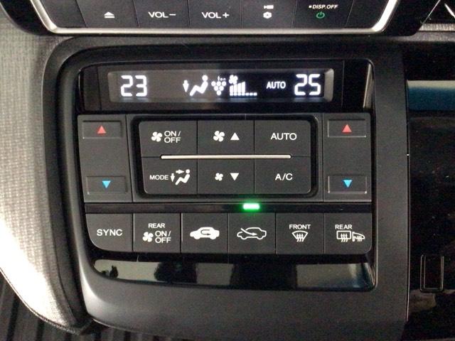 【左右独立オートエアコン】左右席で独立温度コントロールが可能です。運転席はキンキンに冷やして助手席はマイルドにと言った設定が可能です☆暑さ寒さでケンカすることもなくなりますね♪