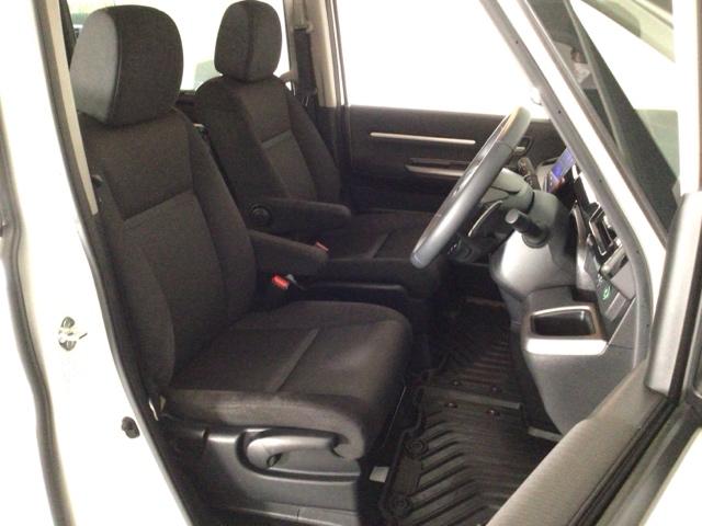 【前席】体を包み込むような形状でホールド感のあるフロントシート。しっかりと支えてくれるので長時間の運転を快適にサポートしてくれます。もちろん足元もゆったりしてますのでおくつろぎいただけます♪