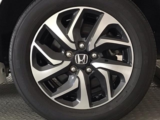 【アルミホイール】純正アルミホイール装備！足元を際立たせ、軽快な走りを演出します！印象もアップし、スタイルも引き締まります！スポーティーさの中にラグジュアリーを感じさせるデザインですね♪