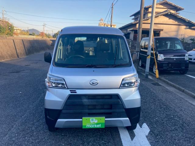 ハイゼットカーゴ デッキバンＬ　ＳＡＩＩＩ　４ＷＤ　ハイルーフ　インパネ５速ＭＴ　衝突被害軽減ブレーキ　車線逸脱警報装置　横滑り防止装置　ハイビームアシスト　パーキングセンサー　前席パワーウィンドウ　ＬＥＤヘッドライト　キーレス（8枚目）
