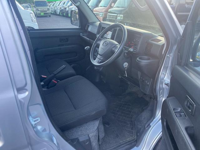 ハイゼットカーゴ デッキバンＬ　ＳＡＩＩＩ　４ＷＤ　ハイルーフ　インパネ５速ＭＴ　衝突被害軽減ブレーキ　車線逸脱警報装置　横滑り防止装置　ハイビームアシスト　パーキングセンサー　前席パワーウィンドウ　ＬＥＤヘッドライト　キーレス（19枚目）