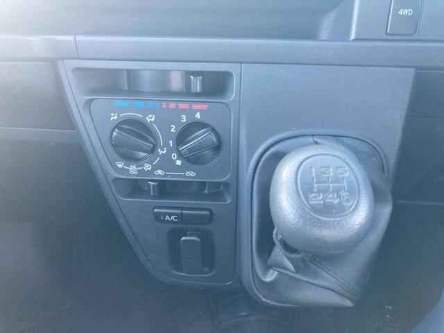 ハイゼットカーゴ デッキバンＬ　ＳＡＩＩＩ　４ＷＤ　ハイルーフ　インパネ５速ＭＴ　衝突被害軽減ブレーキ　車線逸脱警報装置　横滑り防止装置　ハイビームアシスト　パーキングセンサー　前席パワーウィンドウ　ＬＥＤヘッドライト　キーレス（23枚目）