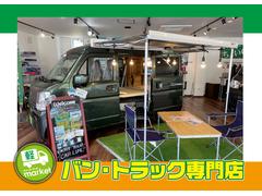 店内では、キャンピングカーなどを展示しております。今、大人気の軽キャンピングカーぜひ！ご来店ください♪ 2