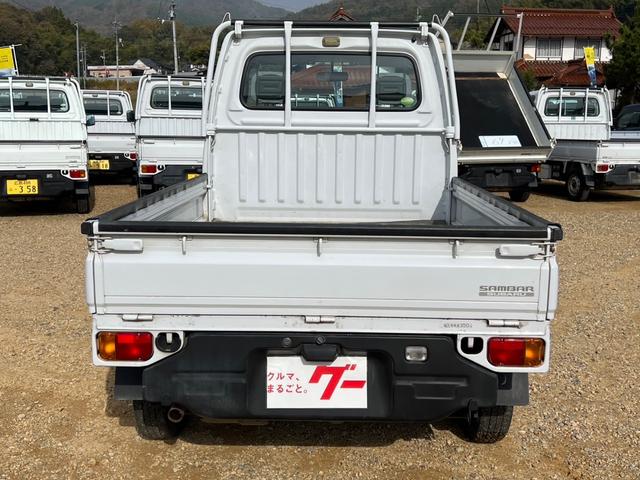 ＴＣ　４ＷＤ　軽トラック　ＭＴ　キーレスエントリー　エアコン　パワーステアリング　パワーウィンドウ　運転席エアバッグ　ＣＤ(6枚目)