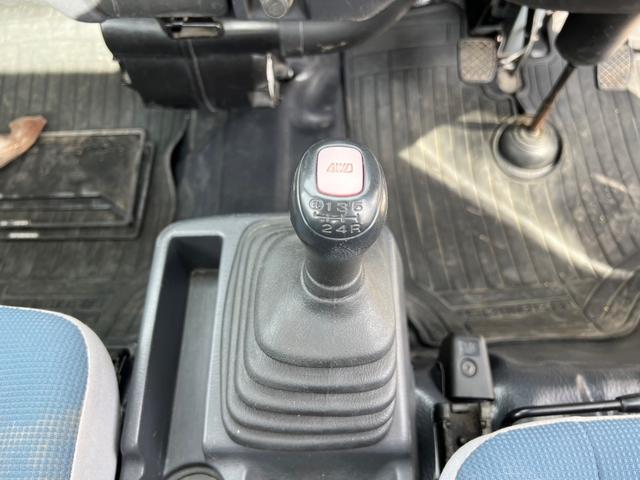 ＴＣ　４ＷＤ　軽トラック　ＭＴ　キーレスエントリー　エアコン　パワーステアリング　パワーウィンドウ　運転席エアバッグ　ＣＤ(12枚目)