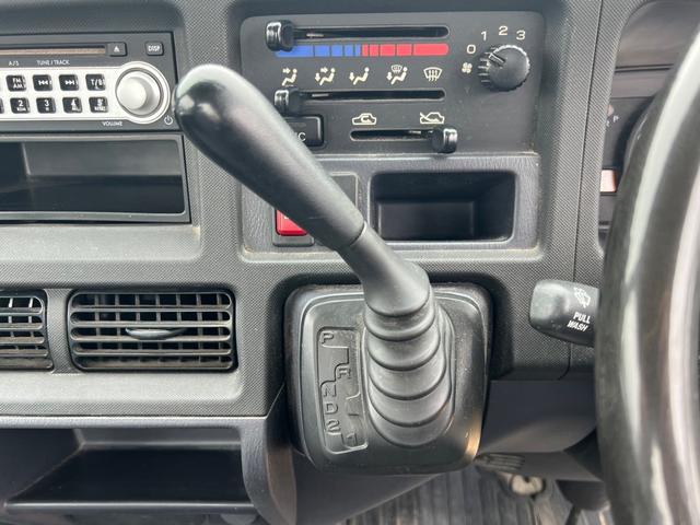 サンバートラック ＴＢ　４ＷＤ　ＡＴ　キーレスエントリー　エアコン　パワーステアリング　パワーウィンドウ　運転席エアバッグ　ＣＤ（5枚目）
