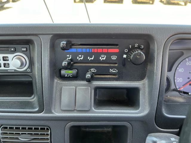 サンバートラック ＴＣ－ＳＣ　４ＷＤ　軽トラック　ＭＴ　エアコン　パワーステアリング　運転席エアバッグ　助手席エアバッグ　ＣＤ（7枚目）