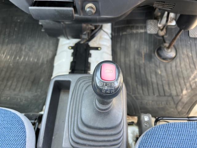 サンバートラック ＴＣ－ＳＣ　４ＷＤ　軽トラック　ＭＴ　エアコン　パワーステアリング　運転席エアバッグ　助手席エアバッグ　ＣＤ（8枚目）