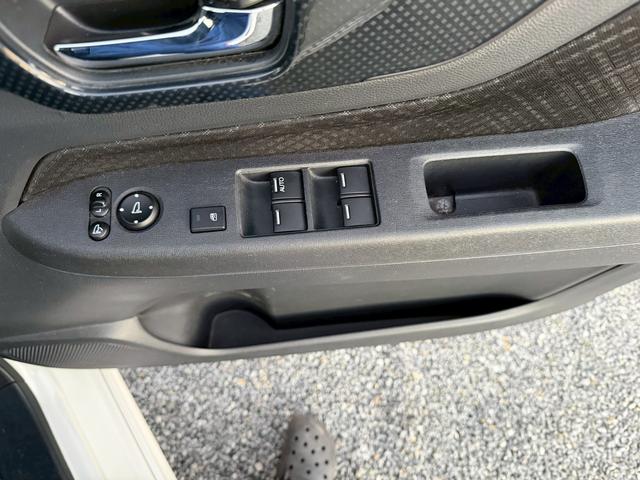 パワーウィンドウのスイッチですよ。運転席に居ながら窓を開け閉めのコントロールできますよ。