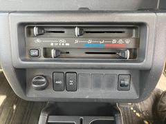 気温に合わせて直感的に操作することで、車内をいつでも快適に保てます。 3
