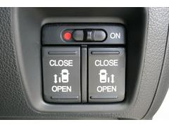 【両側電動スライドドア】狭い場所でもドアを全開にでき、チャイルドロックを使っても運転席のスイッチを操作するだけでドアの開け閉めが可能です 6