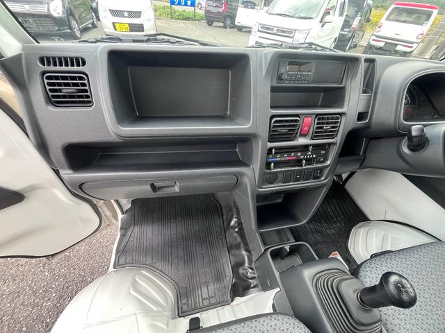 キャリイトラック KCエアコン・パワステ ☆保証2年付☆ 4WD 5MT エアコン パワーステアリング スピーカー付ラジオ ヘッドライトレベライザー エアーバック 三方開(11枚目)