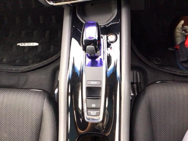 ヴェゼル ハイブリッドＸ・ホンダセンシング　ＬＥＤ・フルセグ・メモリナビ・バックカメラ・純正ＡＷ・ＵＳＢポート・ＥＴＣ　コーナーセンサー　地デジ　Ａクルーズ　Ｂモニ　スマキー　オートエアコン　ＶＳＡ　ＬＥＤヘッドライト　ＥＴＣ車載器　ＡＢＳ（9枚目）