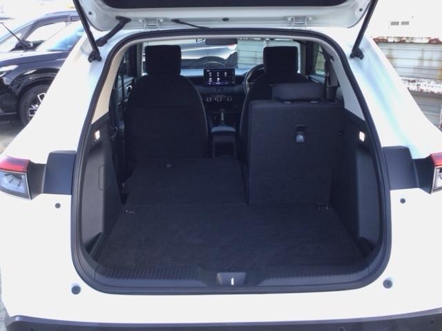 ヴェゼル ｅ：ＨＥＶＸ　ＬＥＤ・衝突軽減ブレーキ・フルセグ・メモリナビ・純正ＡＷ・ＵＳＢポート・ＥＴＣ　前後障害物センサー　ＡＡＣ　イモビライザー　スマ－トキ－　誤発進抑制　ＰＷ　クルコン　ＥＳＣ　ＥＴＣ装備　キーフリー（13枚目）