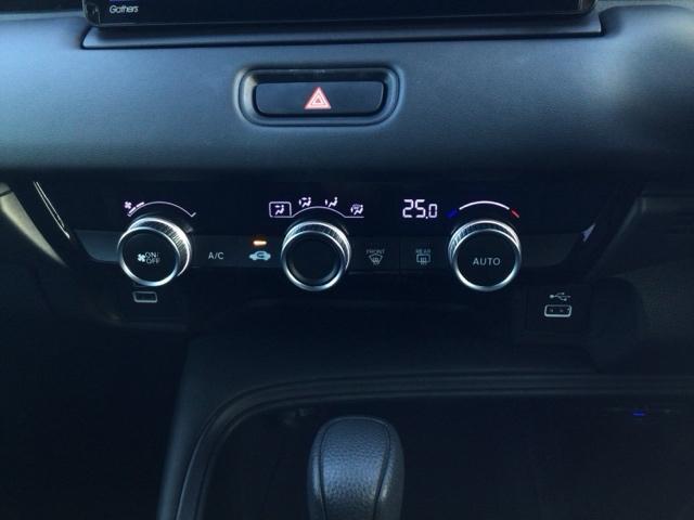 ヴェゼル ｅ：ＨＥＶＸ　ＬＥＤ・衝突軽減ブレーキ・フルセグ・メモリナビ・純正ＡＷ・ＵＳＢポート・ＥＴＣ　前後障害物センサー　ＡＡＣ　イモビライザー　スマ－トキ－　誤発進抑制　ＰＷ　クルコン　ＥＳＣ　ＥＴＣ装備　キーフリー（18枚目）