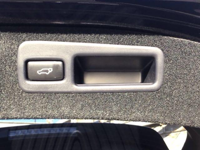 ハリアー プレミアム　ＬＥＤ・フルセグ・メモリナビ・ＤＶＤ・バックカメラ・純正ＡＷ・ＥＴＣ　クルーズＣ　Ｂカメラ　電動パワーシート　ＬＥＤライト　横滑り防止機能　オートエアコン　Ａストップ　エアバッグ　パワーウィンドウ（11枚目）