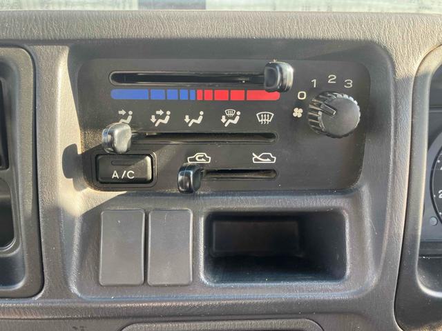 サンバートラック ＴＢ　４ＷＤ　５速ＭＴ　エアコン　パワステ　運転席エアバッグ　ラジオ　三方開（4枚目）