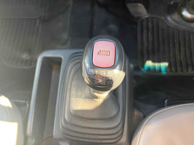 サンバートラック ＴＢ　４ＷＤ　５速ＭＴ　エアコン　パワステ　運転席エアバッグ　ラジオ　三方開（7枚目）