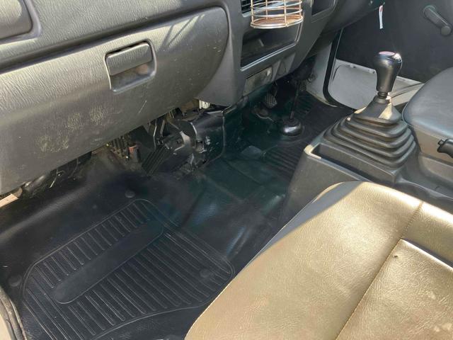 サンバートラック ＴＢ　４ＷＤ　５速ＭＴ　エアコン　パワステ　運転席エアバッグ　ラジオ　三方開（9枚目）