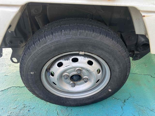 サンバートラック ＴＢ　４ＷＤ　５速ＭＴ　エアコン　パワステ　運転席エアバッグ　ラジオ　三方開（20枚目）