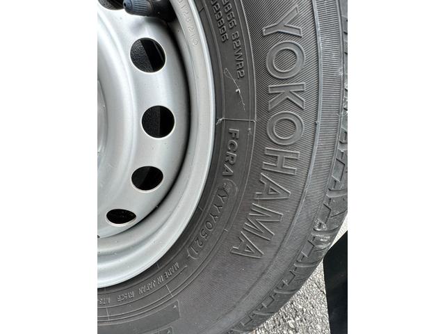 サンバーバン トランスポーター　エアコン・パワステ・エアバック（運転席・助手席）・パワーウインドウ・キーレス・ＡＢＳ・アイドリングストップ・横滑り防止・ヘッドライトレベライザー・５ＭＴ・純正ラジオ・ワンオーナー・距離２０，８８４ｋｍ（51枚目）