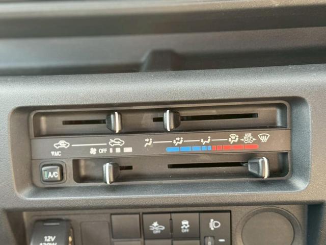 ハイゼットトラック スタンダード　アイドリングストップ・運転席エアバック・助手席エアバック・エアコン・ＡＢＳ・パワステ・ＥＴＣ・衝突軽減ブレーキ・横滑り防止装置・障害物センサー・禁煙車・荷台マット・スペアタイヤ・スペア―キー（12枚目）