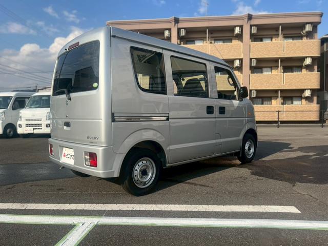 エブリイ ＰＡ　運転席エアバッグ・助手席エアバック・エアコン・クーラー・パワーステアリング・ＣＤ・両側スライドドア・禁煙車・１２Ｖ電源ソケット・ヘッドライトレベライザー・フロアマット・スペアキー・スペアタイヤ（60枚目）