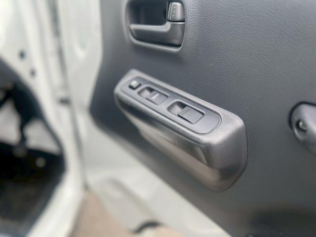 キャリイトラック 　オートマチックハイビーム・パワウィンドウ・キーレス・フロントフォグランプ・禁煙車・ＣＤ・衝突軽減ブレーキ・横滑り防止装置・フロアマット・スペアキー・スペアタイヤ・アオリプロテクター・ドアバイザー（12枚目）