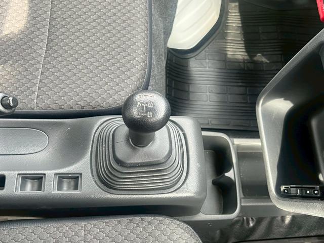 キャリイトラック 　オートマチックハイビーム・パワウィンドウ・キーレス・フロントフォグランプ・禁煙車・ＣＤ・衝突軽減ブレーキ・横滑り防止装置・フロアマット・スペアキー・スペアタイヤ・アオリプロテクター・ドアバイザー（15枚目）