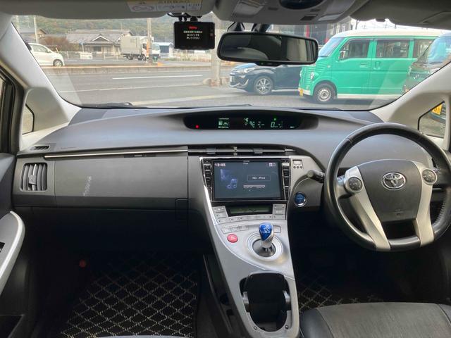 プリウス Ｇツーリングセレクション　サンルーフ　外品１９インチアルミ　ローダウン　ドライブレコーダー　ＥＴＣ　バックカメラ　９インチナビＴＶ　オートオートライト　ＬＥＤヘッドランプ　クルーズコントロール　パワーシート　スマートキー（2枚目）