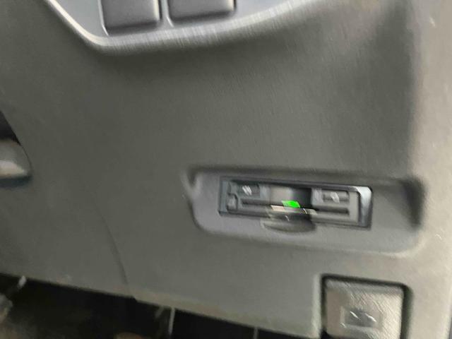 プリウス Ｇツーリングセレクション　サンルーフ　外品１９インチアルミ　ローダウン　ドライブレコーダー　ＥＴＣ　バックカメラ　９インチナビＴＶ　オートオートライト　ＬＥＤヘッドランプ　クルーズコントロール　パワーシート　スマートキー（7枚目）