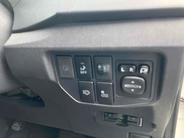 プリウス Ｇツーリングセレクション　サンルーフ　外品１９インチアルミ　ローダウン　ドライブレコーダー　ＥＴＣ　バックカメラ　９インチナビＴＶ　オートオートライト　ＬＥＤヘッドランプ　クルーズコントロール　パワーシート　スマートキー（8枚目）