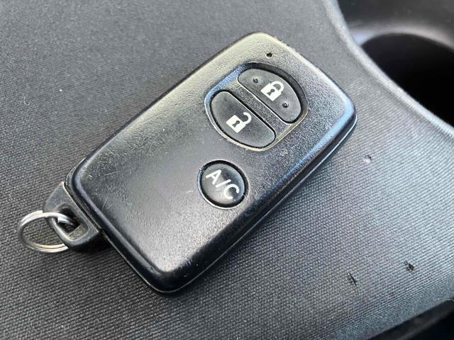 プリウス Ｇツーリングセレクション　サンルーフ　外品１９インチアルミ　ローダウン　ドライブレコーダー　ＥＴＣ　バックカメラ　９インチナビＴＶ　オートオートライト　ＬＥＤヘッドランプ　クルーズコントロール　パワーシート　スマートキー（23枚目）