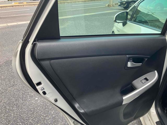 プリウス Ｇツーリングセレクション　サンルーフ　外品１９インチアルミ　ローダウン　ドライブレコーダー　ＥＴＣ　バックカメラ　９インチナビＴＶ　オートオートライト　ＬＥＤヘッドランプ　クルーズコントロール　パワーシート　スマートキー（33枚目）