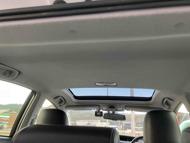 プリウス Ｇツーリングセレクション　サンルーフ　外品１９インチアルミ　ローダウン　ドライブレコーダー　ＥＴＣ　バックカメラ　９インチナビＴＶ　オートオートライト　ＬＥＤヘッドランプ　クルーズコントロール　パワーシート　スマートキー（36枚目）