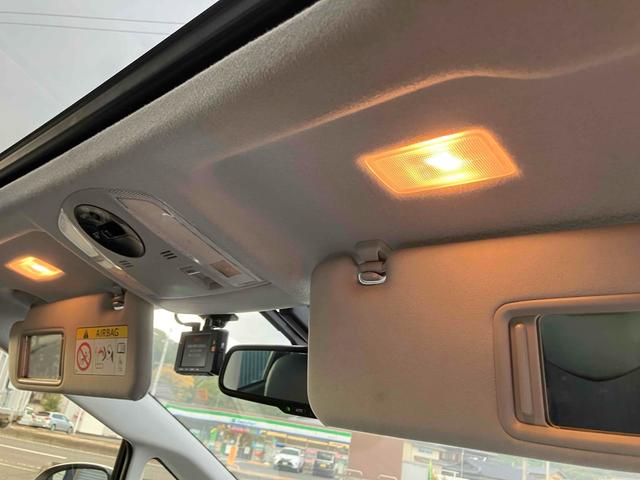 プリウス Ｇツーリングセレクション　サンルーフ　外品１９インチアルミ　ローダウン　ドライブレコーダー　ＥＴＣ　バックカメラ　９インチナビＴＶ　オートオートライト　ＬＥＤヘッドランプ　クルーズコントロール　パワーシート　スマートキー（46枚目）