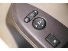 【電動格納ミラー】ボタン一つでミラーの開閉が可能。お好みの位置に微調整して安全運転出来ますね♪ 5
