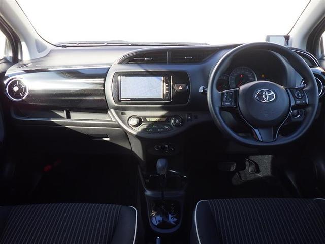 スタイリッシュなデザインのインパネ。各操作スイッチは使いやすい位置に配置されてます。