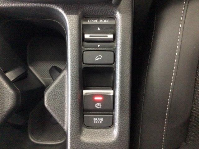 ヴェゼル ｅ：ＨＥＶＺ　ＬＥＤライト・ホンダＣＯＮＮＥＣＴ・メモリナビ・バックカメラ・純正ＡＷ・ＥＴＣ　衝突回避支援ブレーキ機能　１オナ　スマキ　Ｐトランク　フルオートエアコン　エアバッグ　両席エアバック　Ｒカメ　ソナー（9枚目）