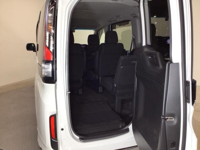 ステップワゴンスパーダ スパーダホンダセンシング LED・フルセグ・メモリナビ・バックカメラ・純正AW・両側電動ドア・ETC 盗難防止 助手席エアバッグ ワンオーナ- Wパワスラ 地デジ LEDライト 横滑り防止システム オートエアコン リアカメラ(12枚目)