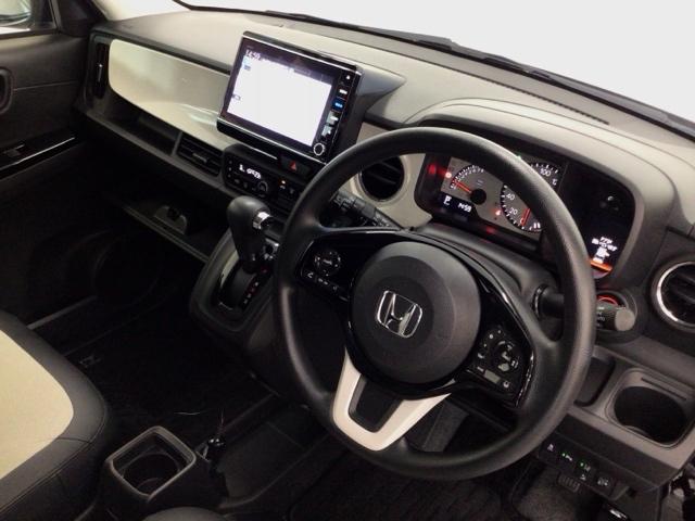 【ハンドル】運転にかかわる様々な操作を安全に行えるように視点移動が少なく操作性に配慮されたスイッチ類が凝縮されたコックピットです。