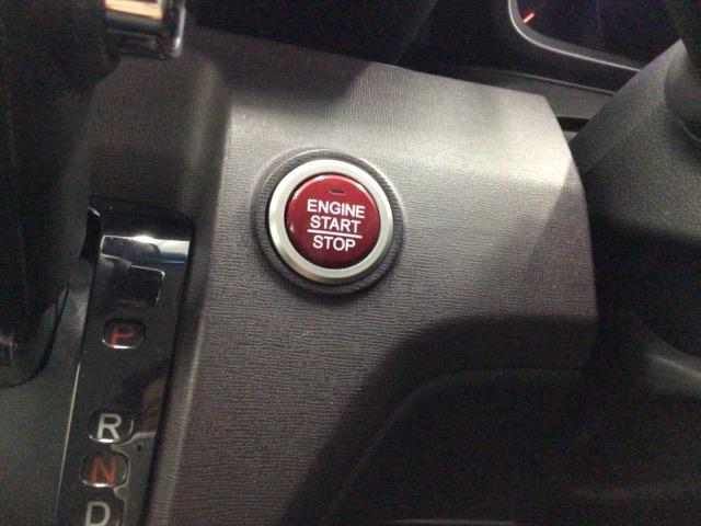 【スマートキー】持っているだけでエンジン始動や、ドアロックの開閉まで出来ちゃう賢く便利なスマートキーを装備！暗くなってもキー穴を捜す必要が無くとっても便利ですから人気の装備です♪