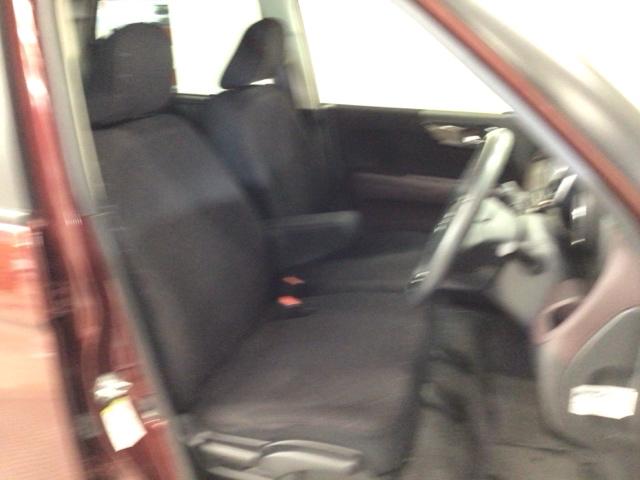 【前席】充分な広さを確保した、快適な前席！インテリアカラーも落ち着いたお色です♪センターアームレストも付いて、リラックスした姿勢で運転していただけます♪