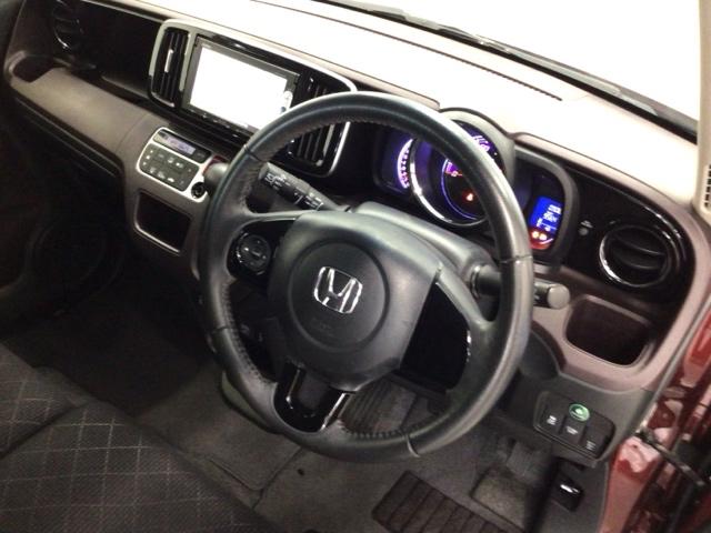 【ハンドル】運転にかかわる様々な操作を安全に行えるように視点移動が少なく操作性に配慮されたスイッチ類が凝縮されたコックピットです。