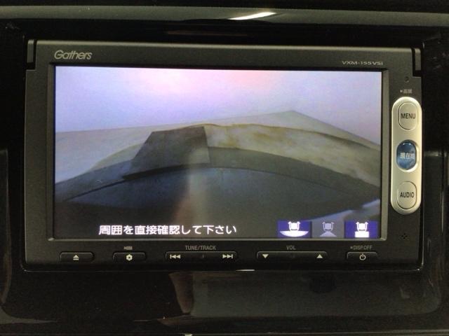 【バックカメラ】運転が苦手な方も車庫入れラクラクです！ギアをリバースに入れれば自動的に切り換わりますので、面倒な操作は不要です♪狭い駐車場もお車を傷つけず安心ですね！