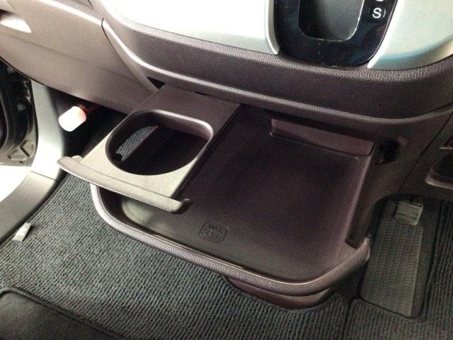 引き出して大きめトレイとして使用できる、運転席からも助手席からも自在に使えるドリンクホルダー付のトレイ。お菓子を置いたり、化粧ポーチを置いたり。ちょっとしたテーブル代わりに使えるトレイです♪