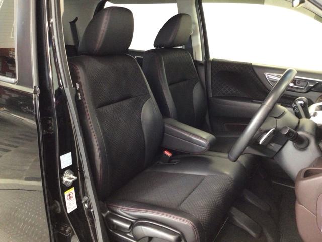 【前席】充分な広さを確保した、快適な前席！インテリアカラーも落ち着いたお色です♪センターアームレストも付いて、リラックスした姿勢で運転していただけます♪