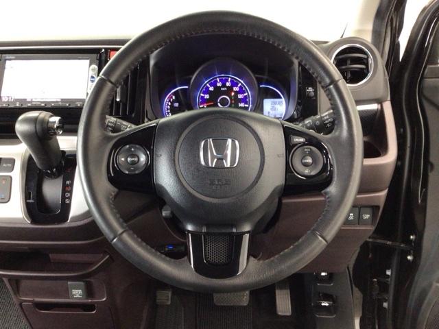 左側にはオーディオの操作ができるステアリングリモコンを、右側にはクルーズコントロールスイッチ装備♪高速道路など加減速の少ない道で便利です♪長距離ドライブの疲れを軽減してくれる、嬉しい装備ですよね♪